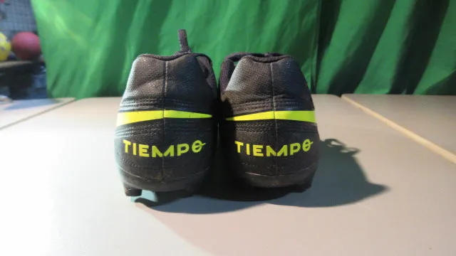 Used Nike Jr. Tiempo Size 3.Y Legend 8 Soccer Cleats Black